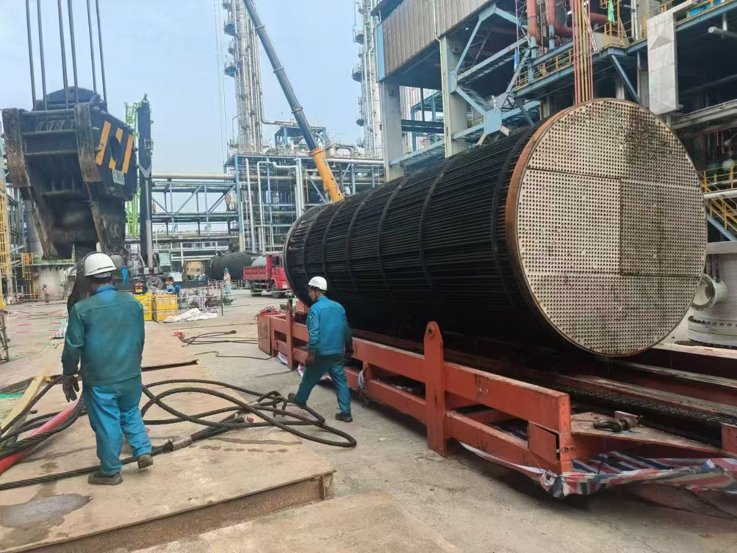 Tube bundle extractor for refinery heat exchanger maintenance