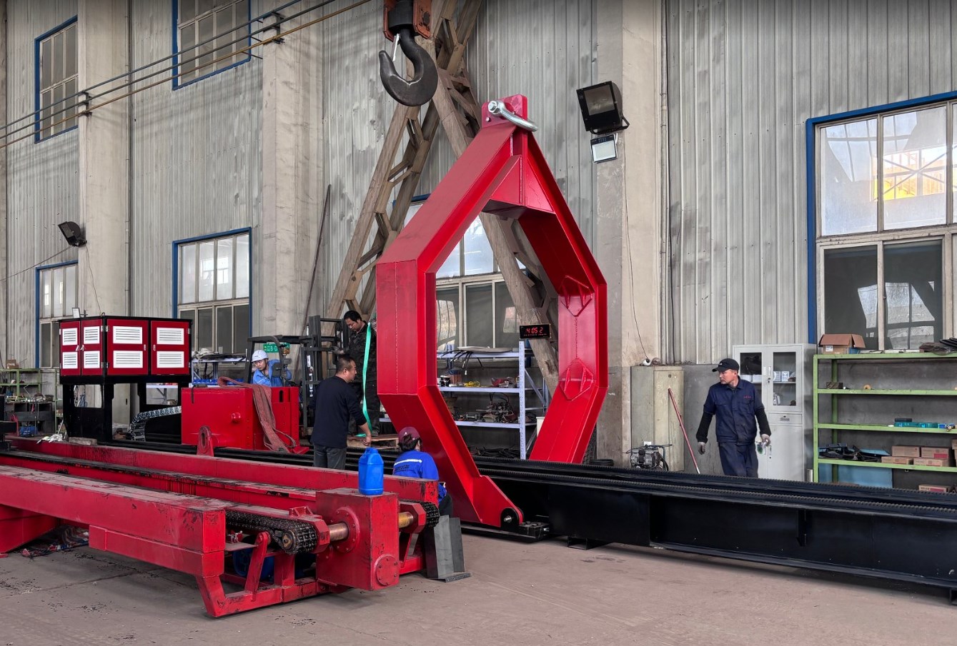Red Qingwei tube bundle extractor lifting frame during factory assembly and testing