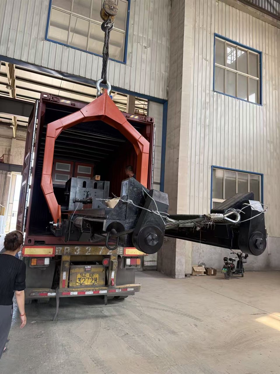 BE65 Qingwei tube bundle extractor being lifted into a shipping container