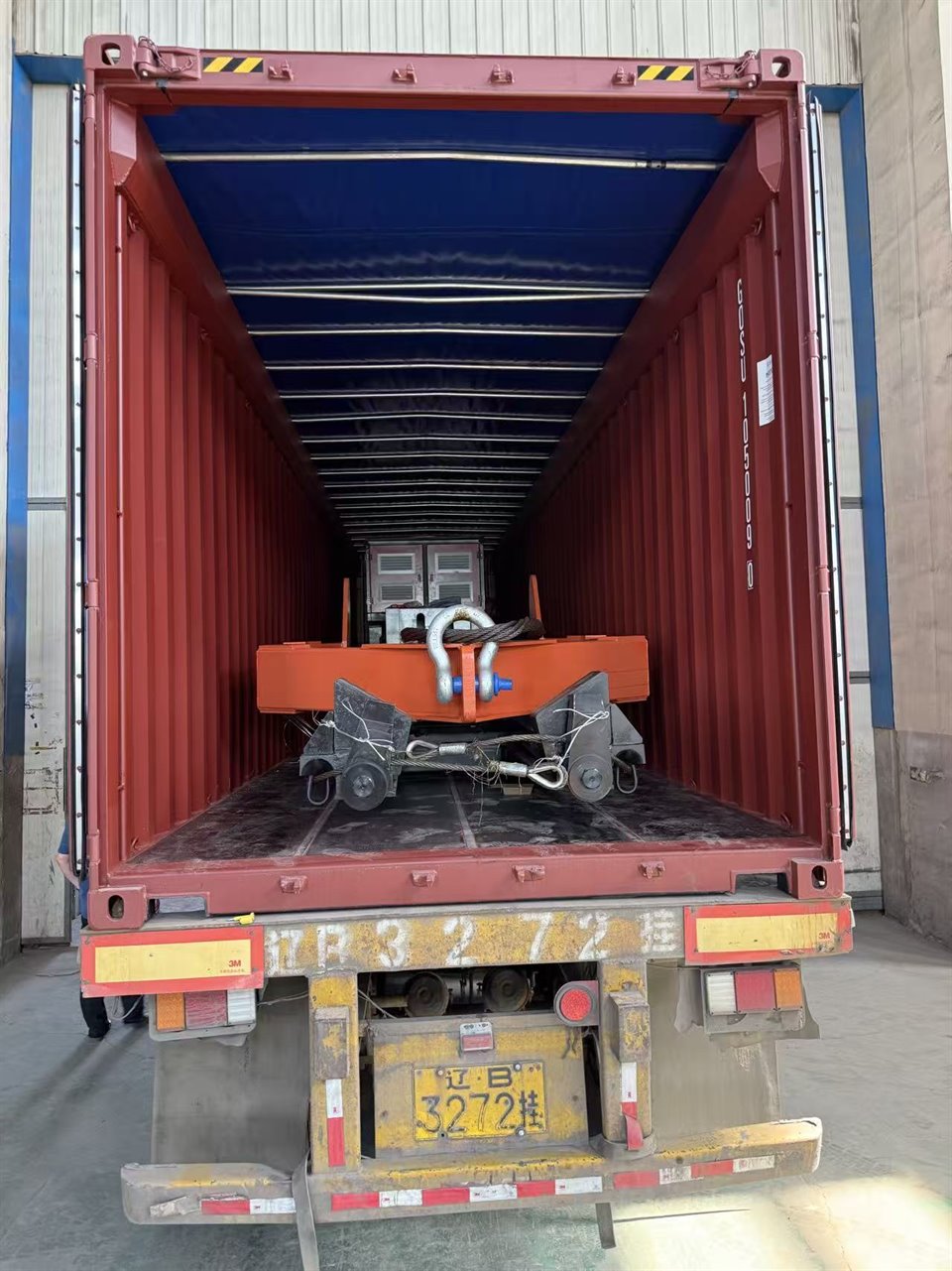 Qingwei tube bundle extractor secured inside a shipping container