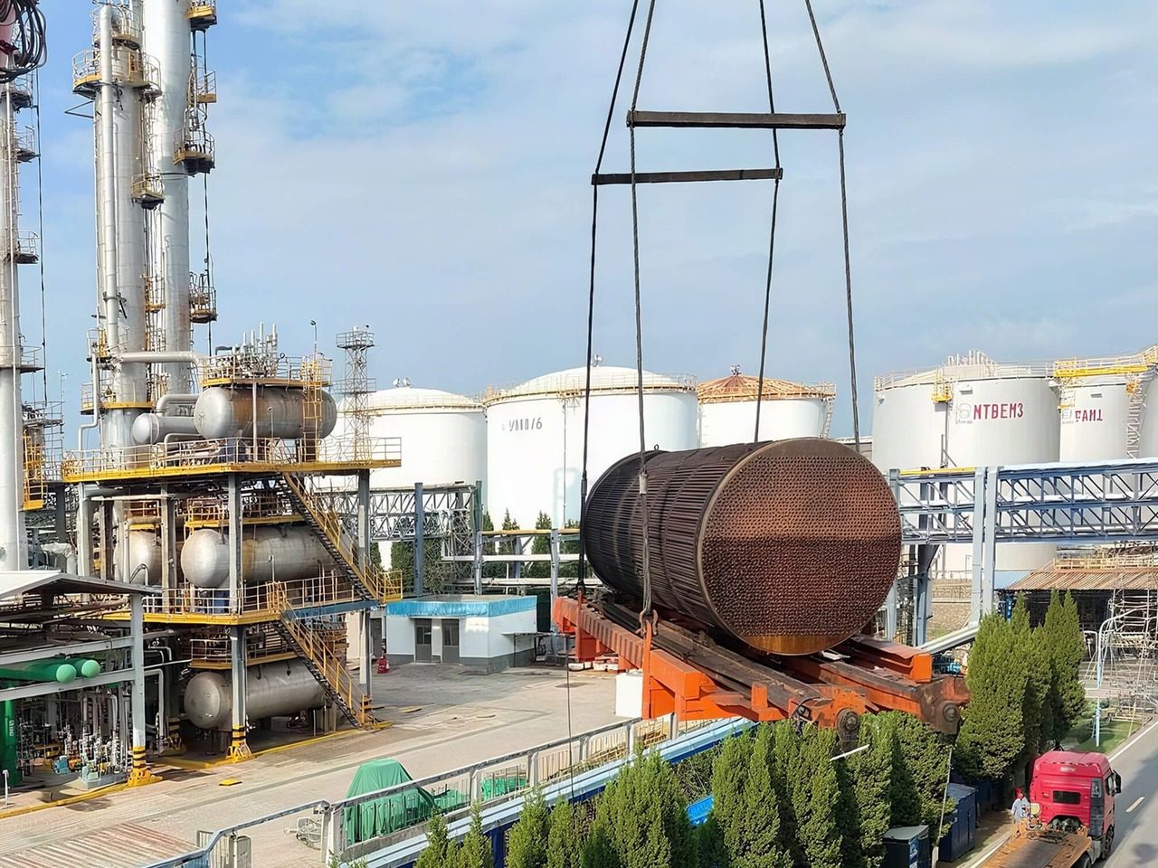 Heavy-duty tube bundle extractor for refinery turnaround and heat exchanger maintenance