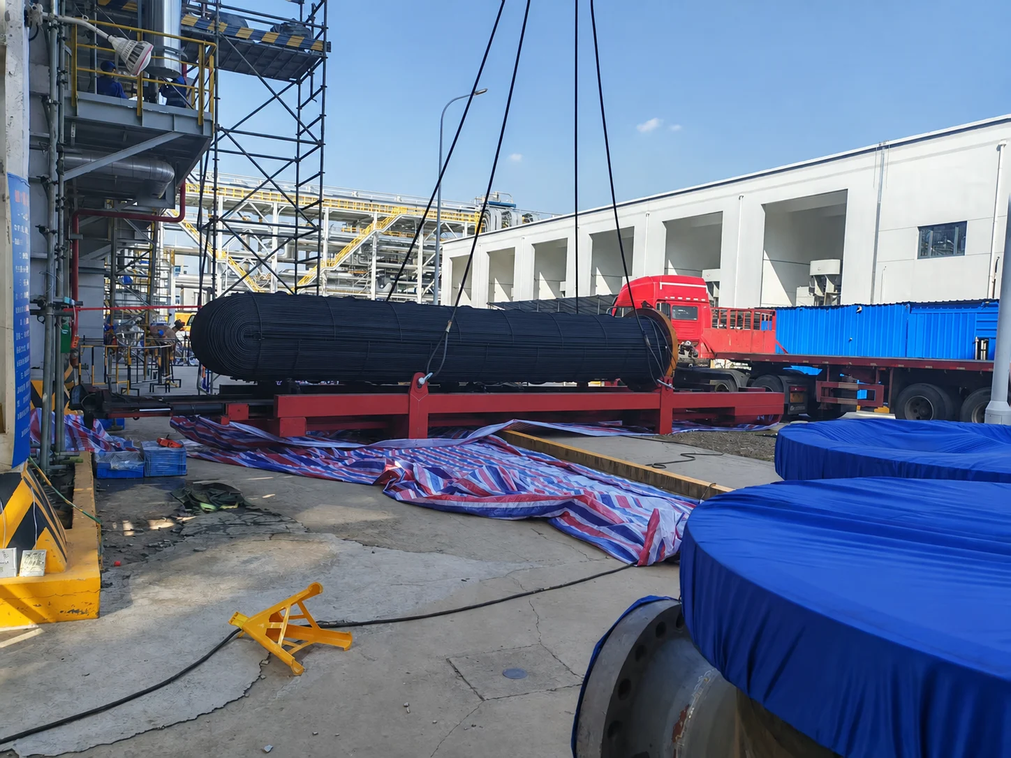 Tube bundle extraction equipment supporting a heat exchanger bundle at an industrial facility